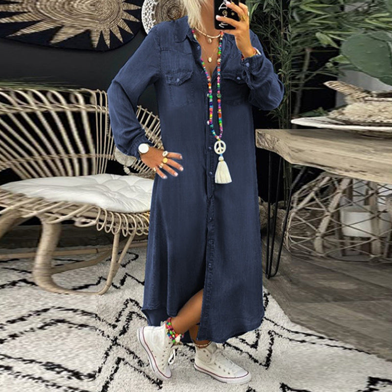 Robe maxi en denim bleu clair de Danoir Paris, élégante et tendance, portée par un mannequin.