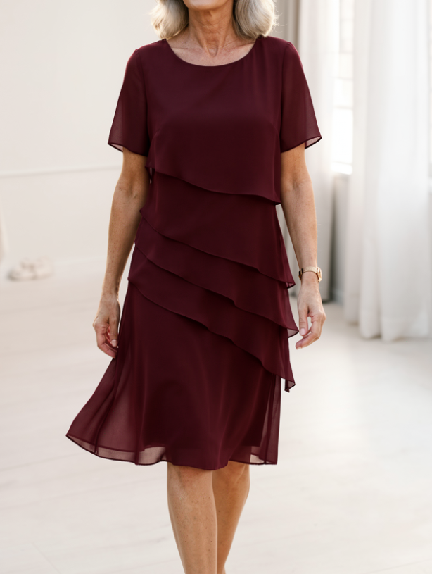 Robe fluide à volants Juliette de Danoir Paris, couleur bleue foncée, élégante et légère, portée avec détails de volants.