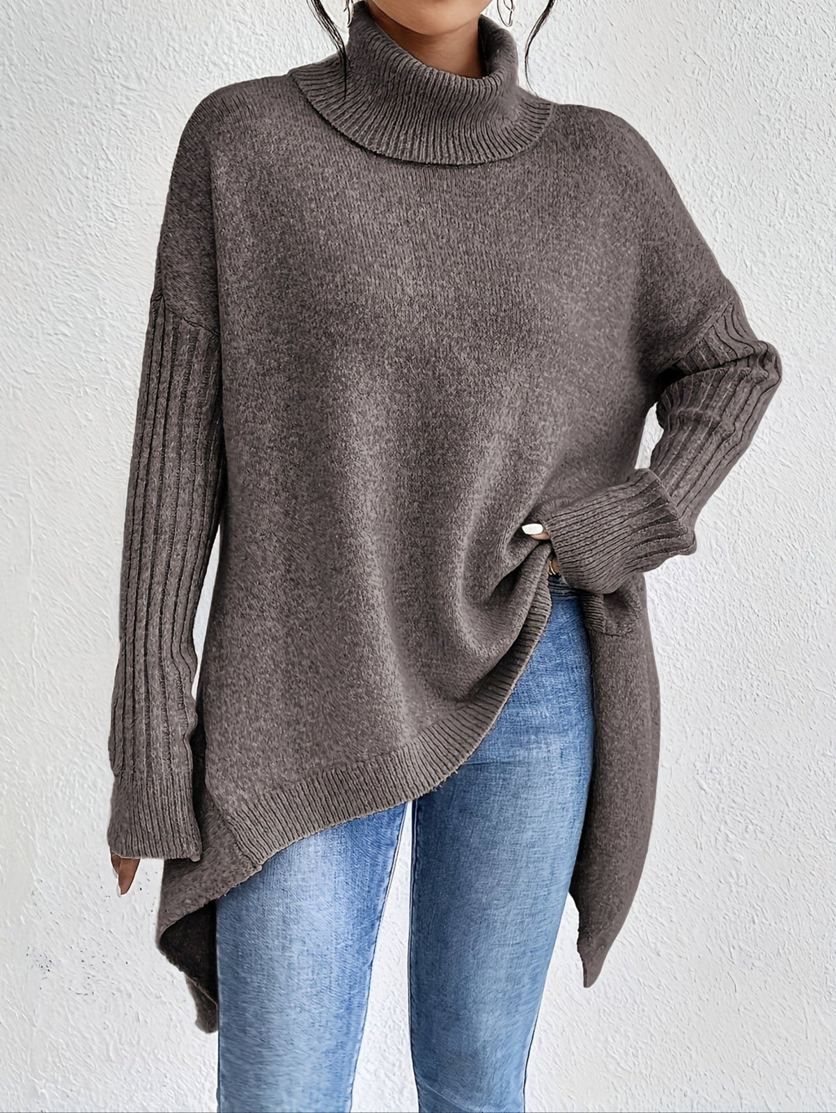 Pull Danoir Paris Audrey en bleu marine, confortable et doux, porté sur un mannequin avec col rond et manches longues.