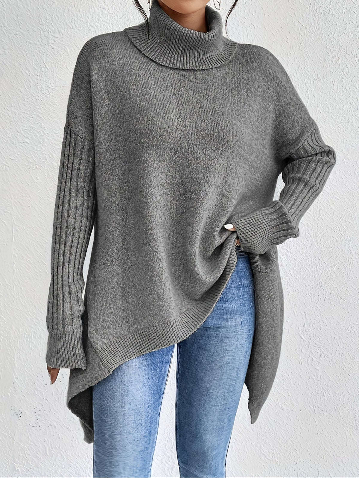 Pull Audrey confortable en laine bleu marine de Danoir Paris, vue de face sur fond neutre.
