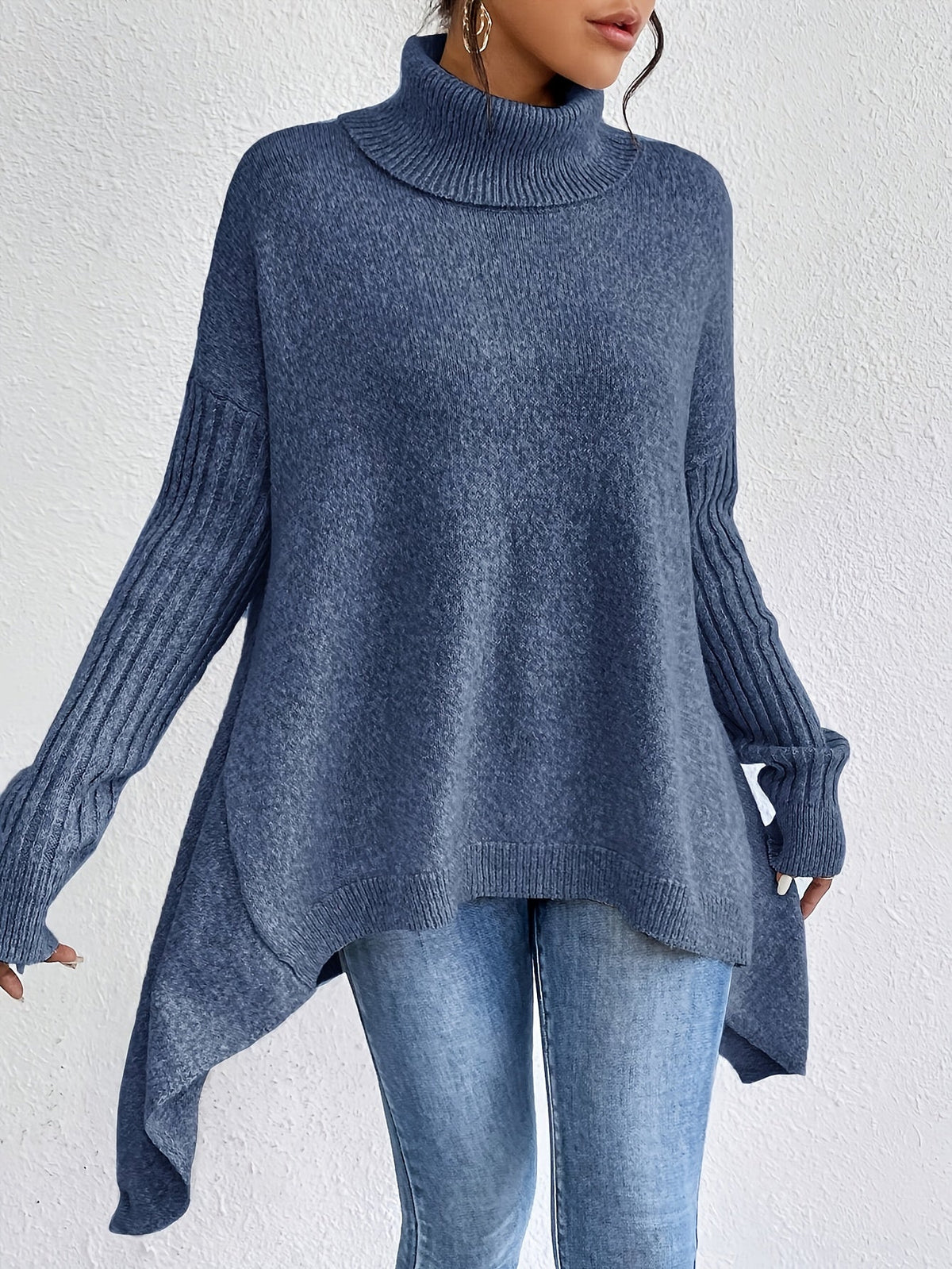 Pull bleu marine Audrey Danoir Paris, confortable en maille douce, porté par un mannequin, élégant et décontracté.