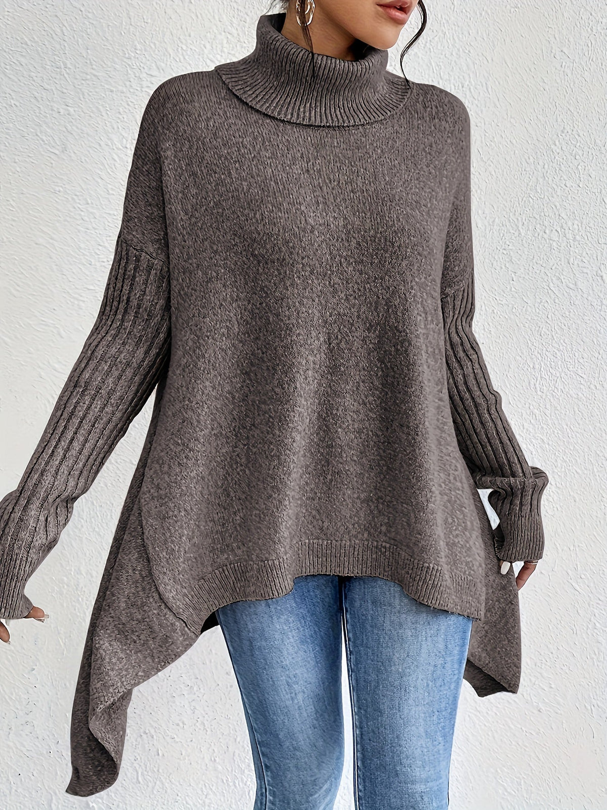 Pull bleu marine Audrey Danoir Paris, confortable et doux, porté sur un mannequin avec col rond et manches longues.