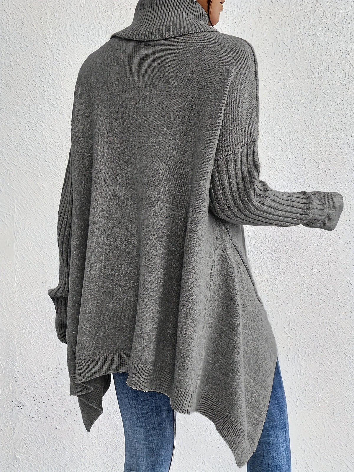 Pull confortable Audrey de Danoir Paris en laine bleu marine porté par un mannequin.