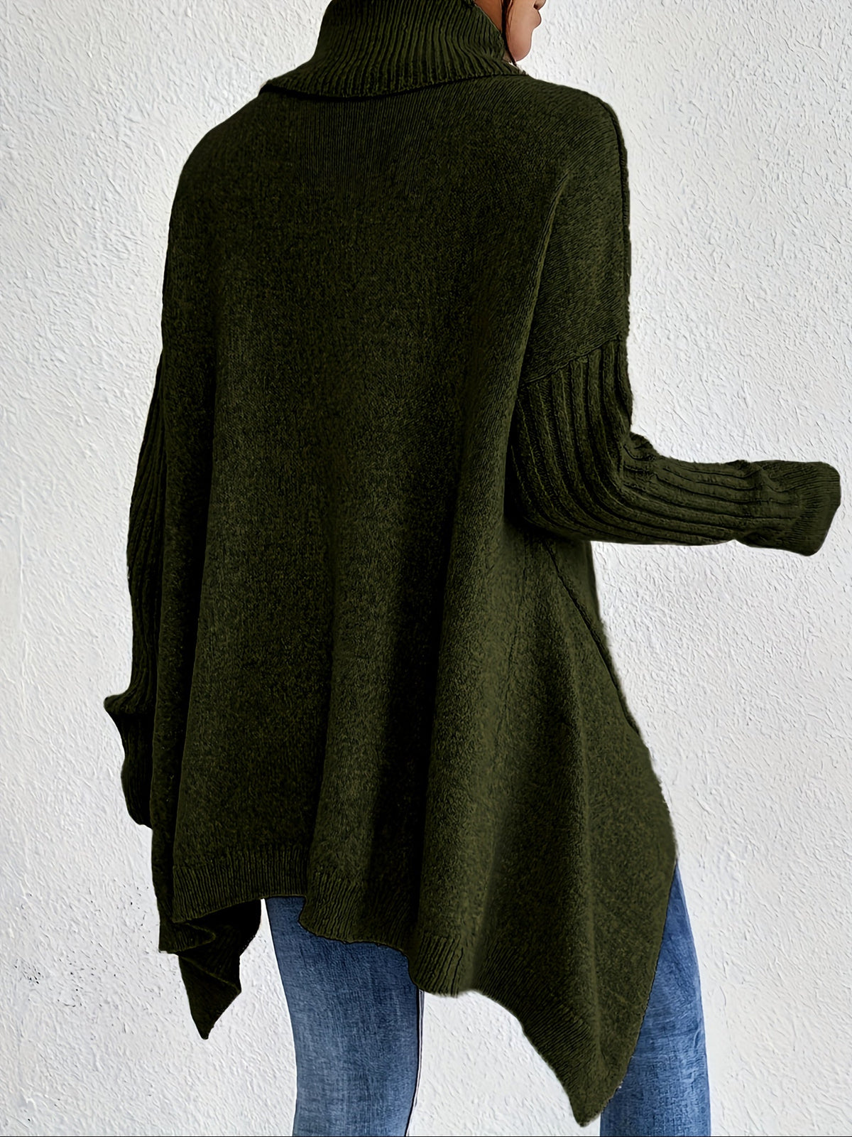 Pull confortable Audrey en bleu marine de Danoir Paris, détail du tissu doux et coupe décontractée pour un style cosy
