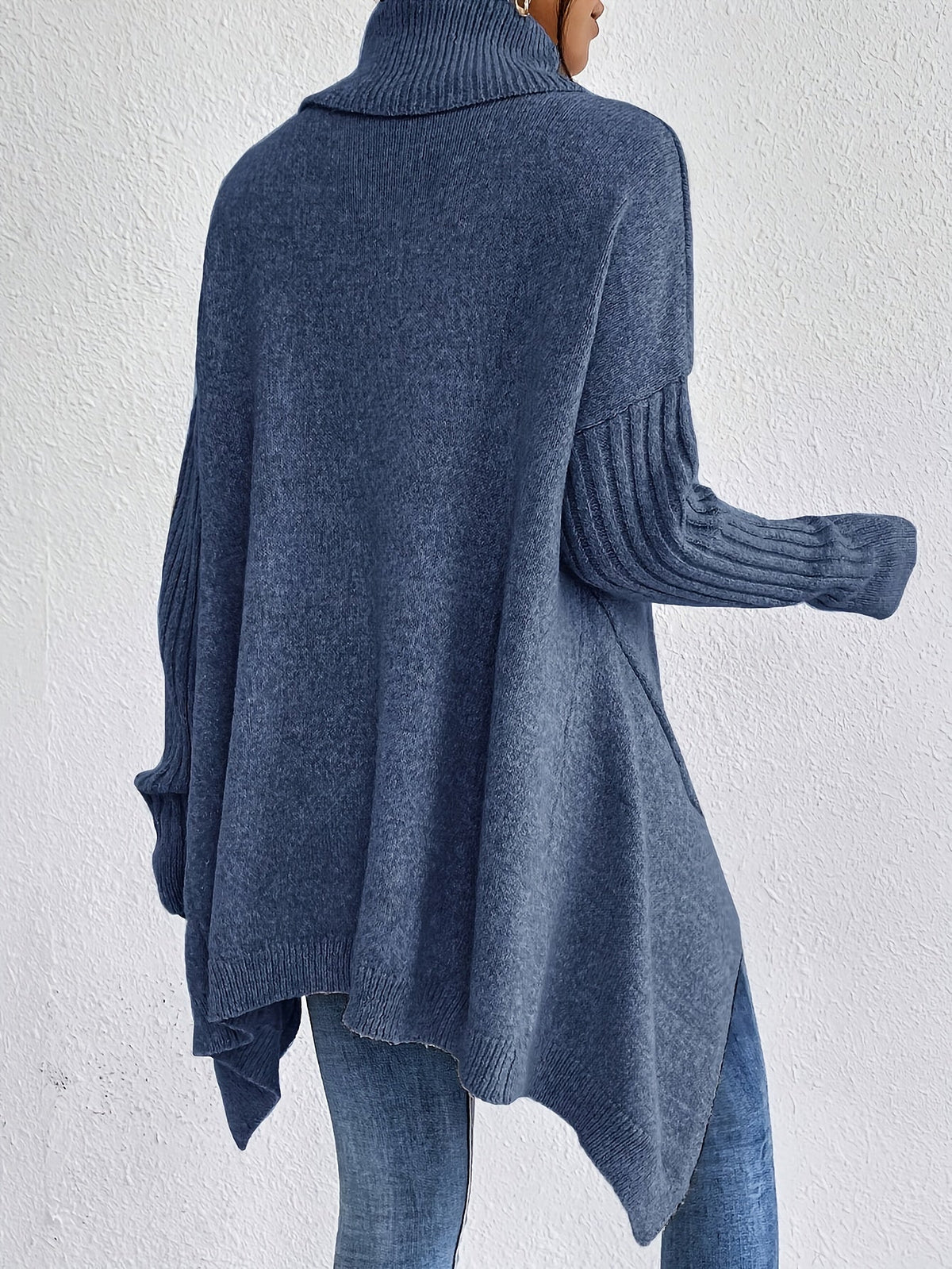 Pull confortable Audrey de Danoir Paris en bleu marine, en laine douce et chaud, porté sur un mannequin.