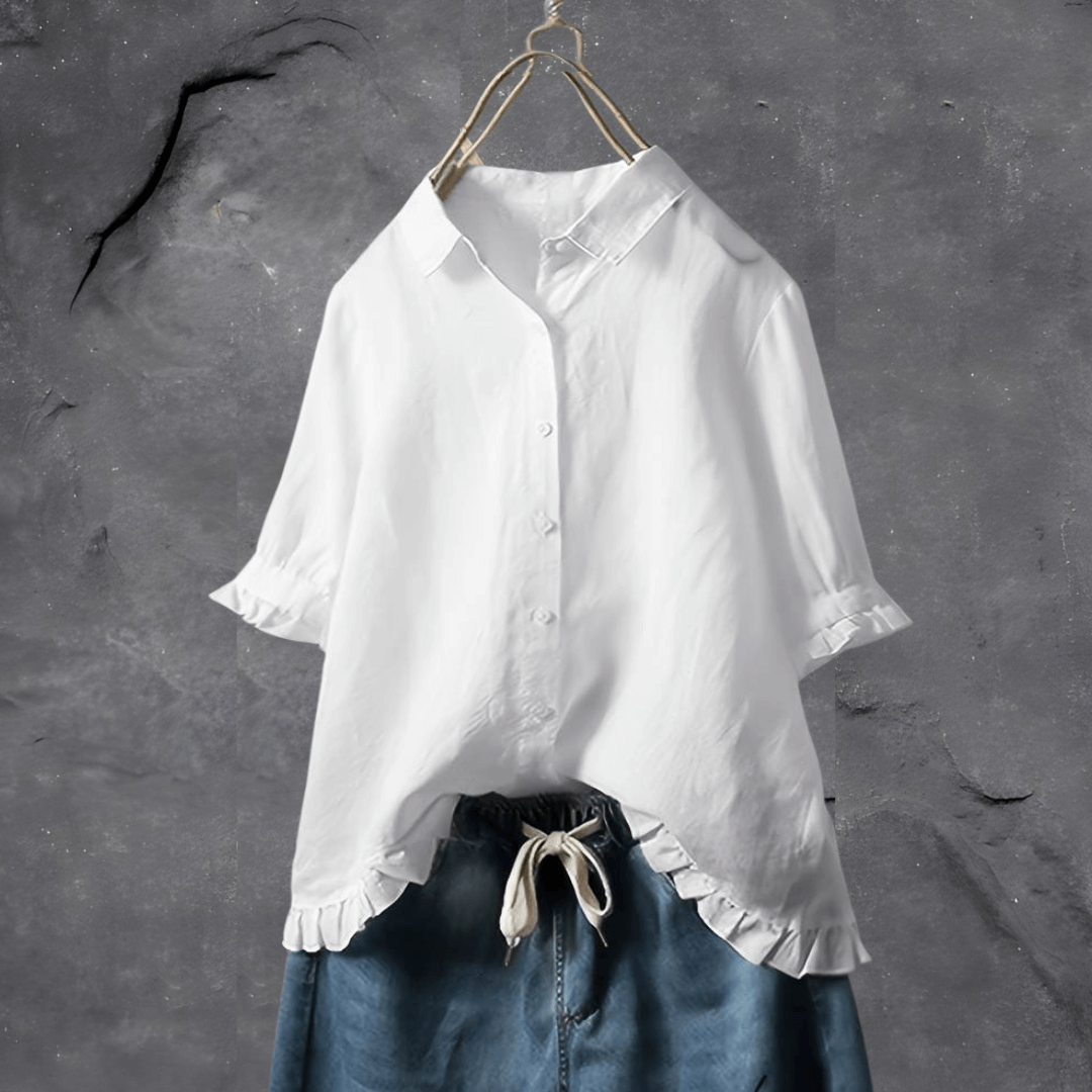 Chemise élégante Danoir Paris Carey en bleu marine, tissu chic et polyvalent, portée sur mannequin.