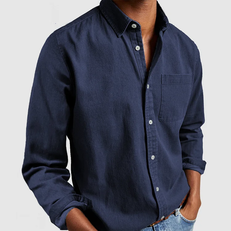 Chemise en coton bleu marine pour homme de la marque Danoir Paris, col classique et manches longues.