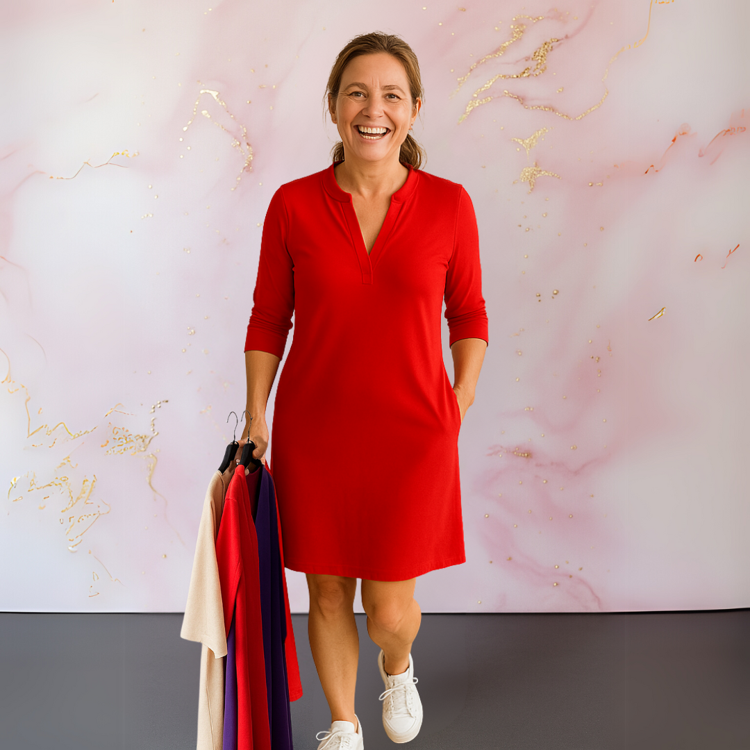 Robe élégante Danoir Paris Hanneke en tissu bleu marine, style polyvalent et sophistiqué, portée avec accessoires.