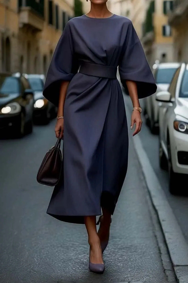 Robe élégante ceinturée Juliette de Danoir Paris en tissu bleu marine, vue de face, mettant en valeur la coupe sophistiquée.