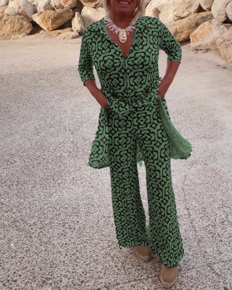 Ensemble vintage élégant Kailiane de Danoir Paris, costume bleu marine avec détails sophistiqués, porté sur mannequin.