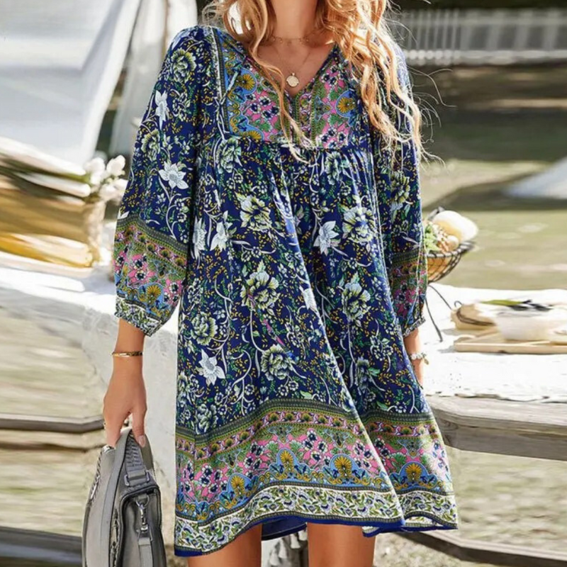 Robe longue chic Danoir Paris Keila en bleu marine, détail élégant et tissu fluide, portée décontractée ou sophistiquée.
