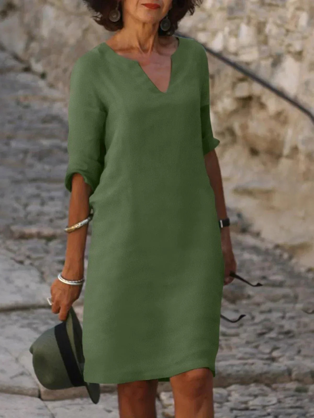 Robe élégante Lalina Danoir Paris en tissu bleu marine, style luxe, longueur mi-mollet, détails sophistiqués.