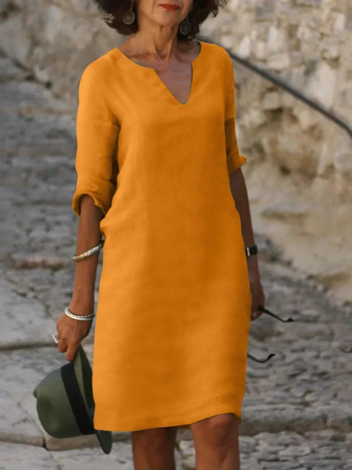 Robe élégante Lalina de Danoir Paris en tissu bleu marine avec détails sophistiqués, portée par mannequin.