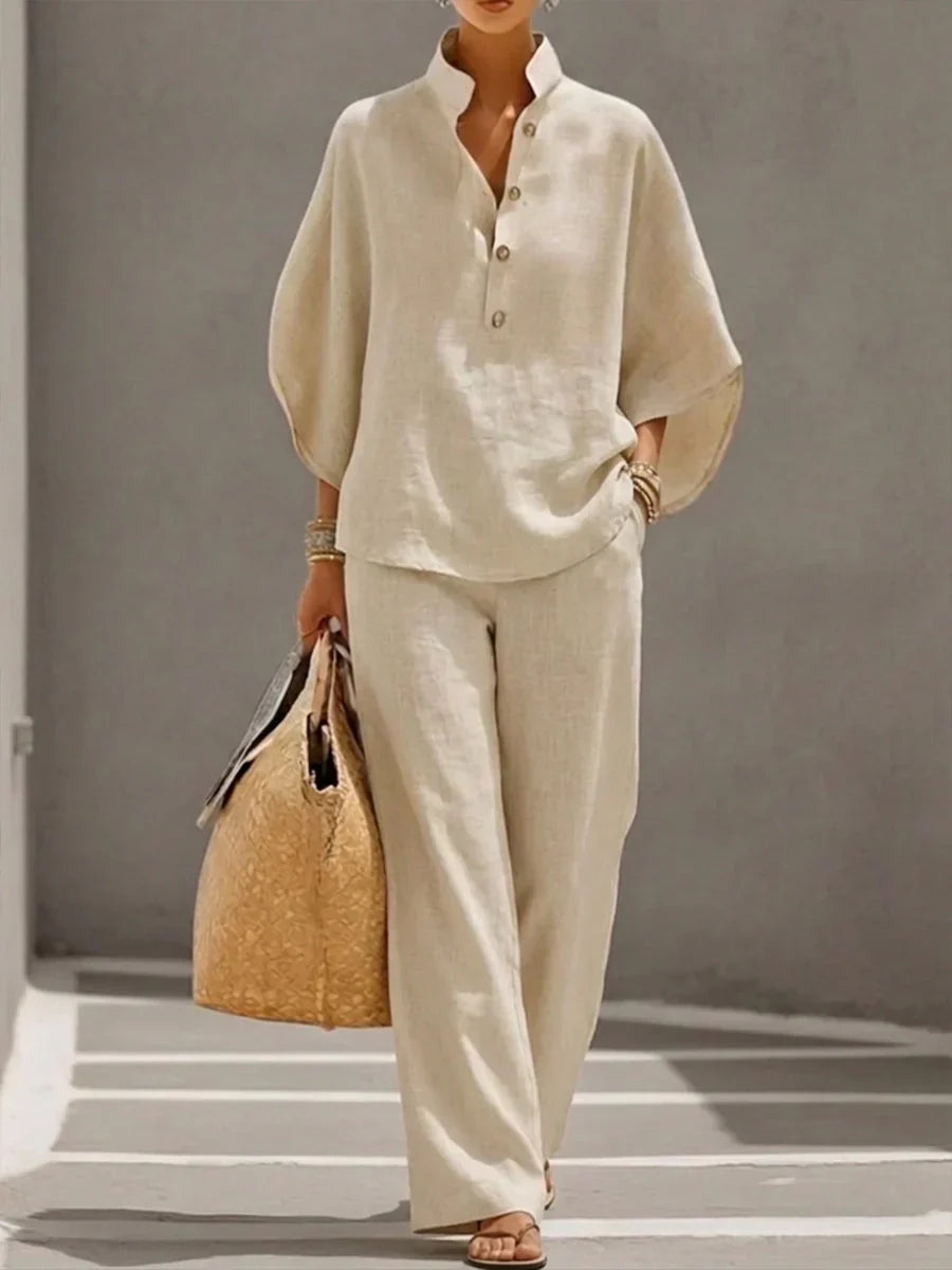 Ensemble en lin bleu marine Sophie de Danoir Paris, avec manches chauve-souris et pantalon large, porté sur mannequin.