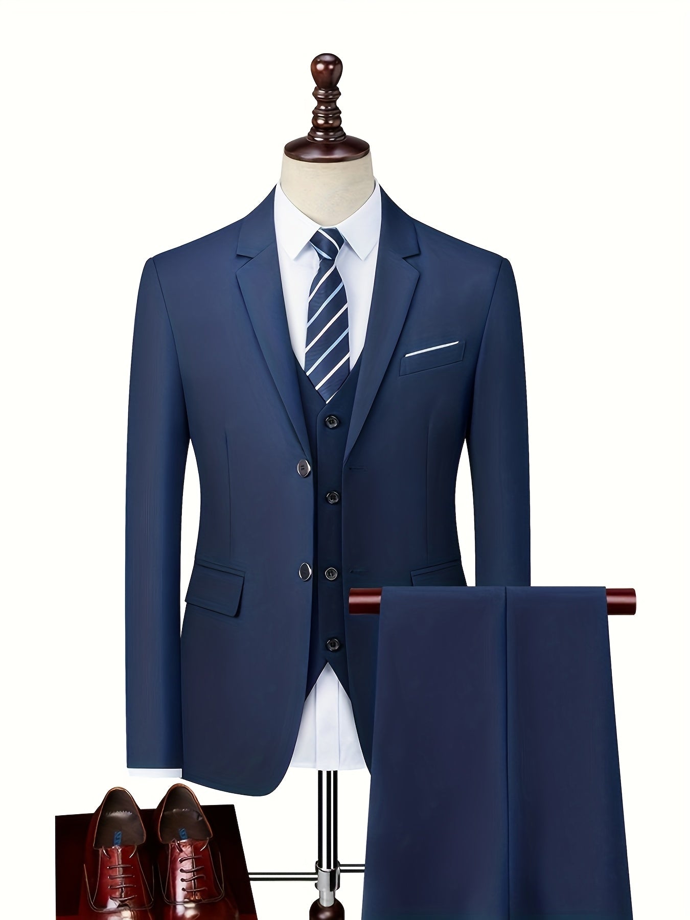 Costume moderne pour homme de Danoir Paris, veste bleu marine avec détails élégants, taille XS, idéal pour occasions sophistiquées.