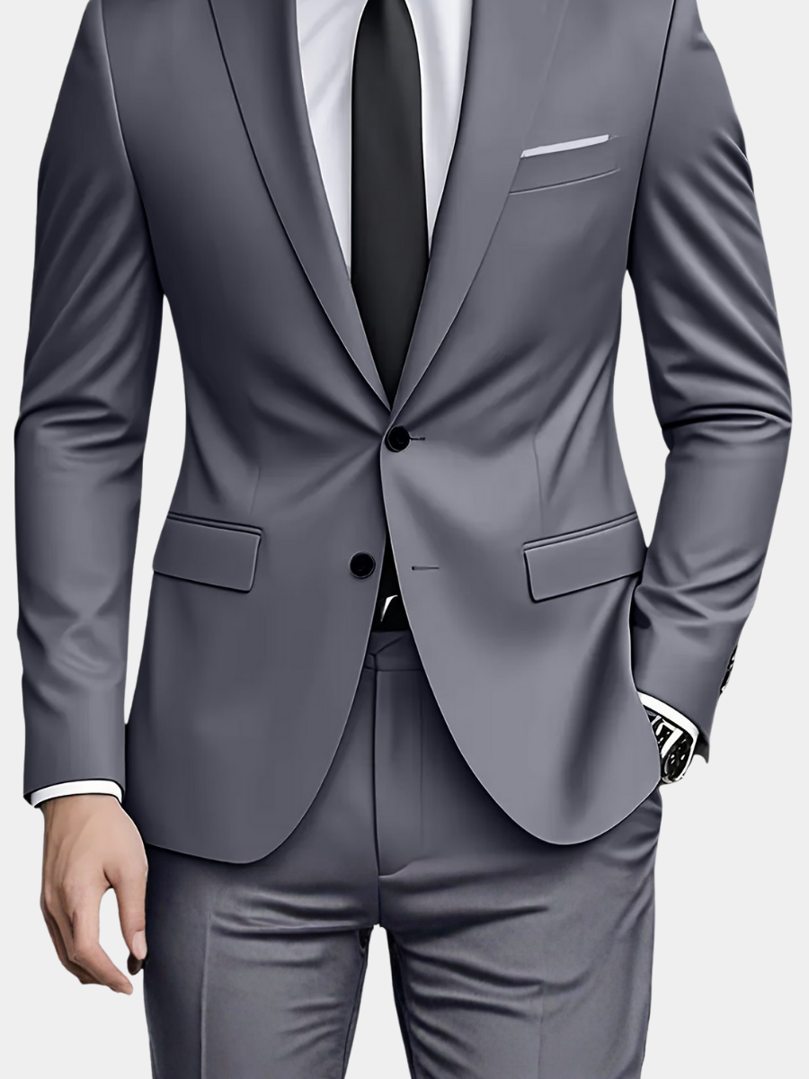 Costume moderne pour homme de Danoir Paris en bleu marine, veste et pantalon assortis, style élégant et contemporain.