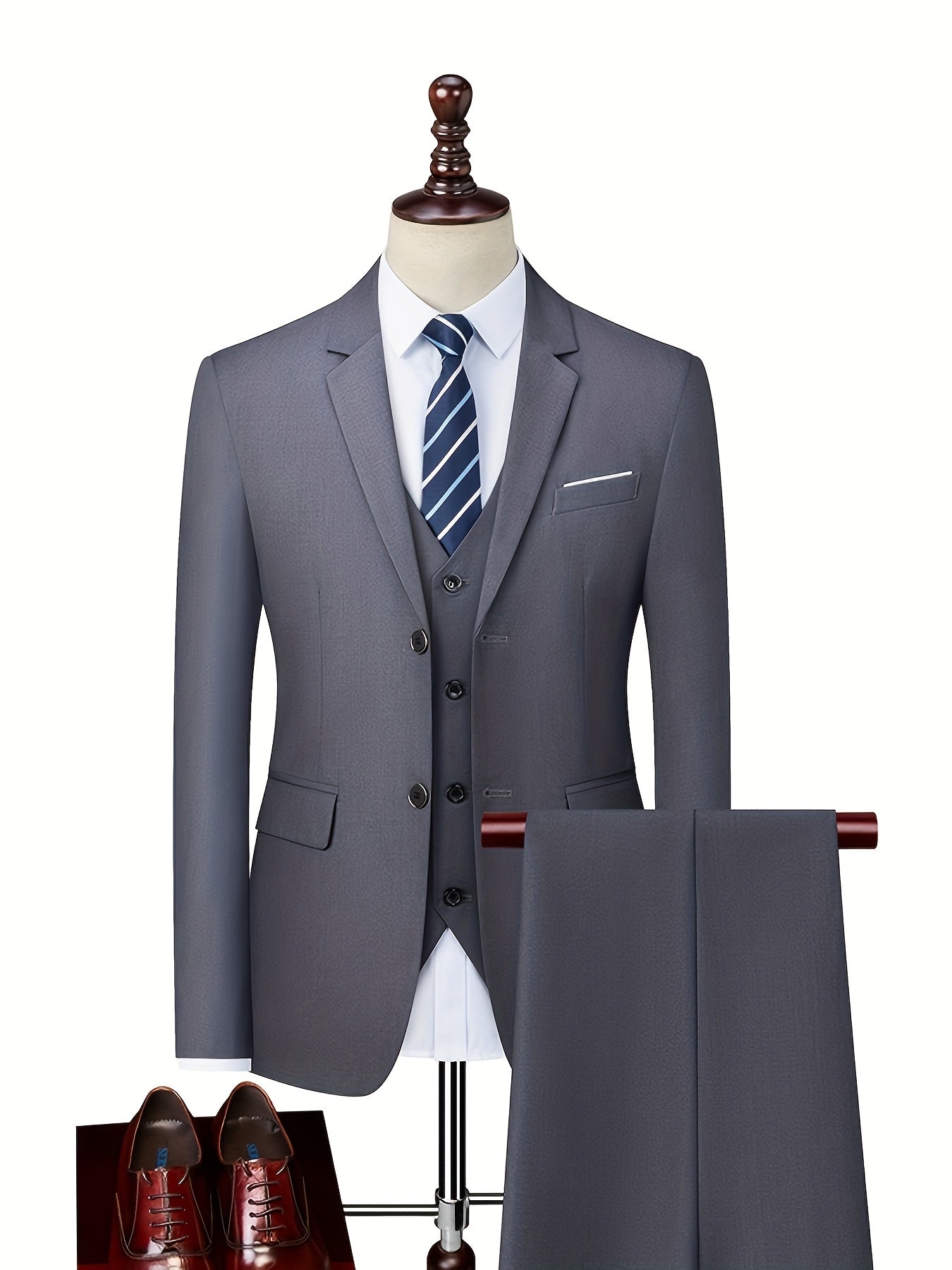 Costume moderne pour homme Danoir Paris en bleu marine, ajusté, avec col classique et détails élégants.