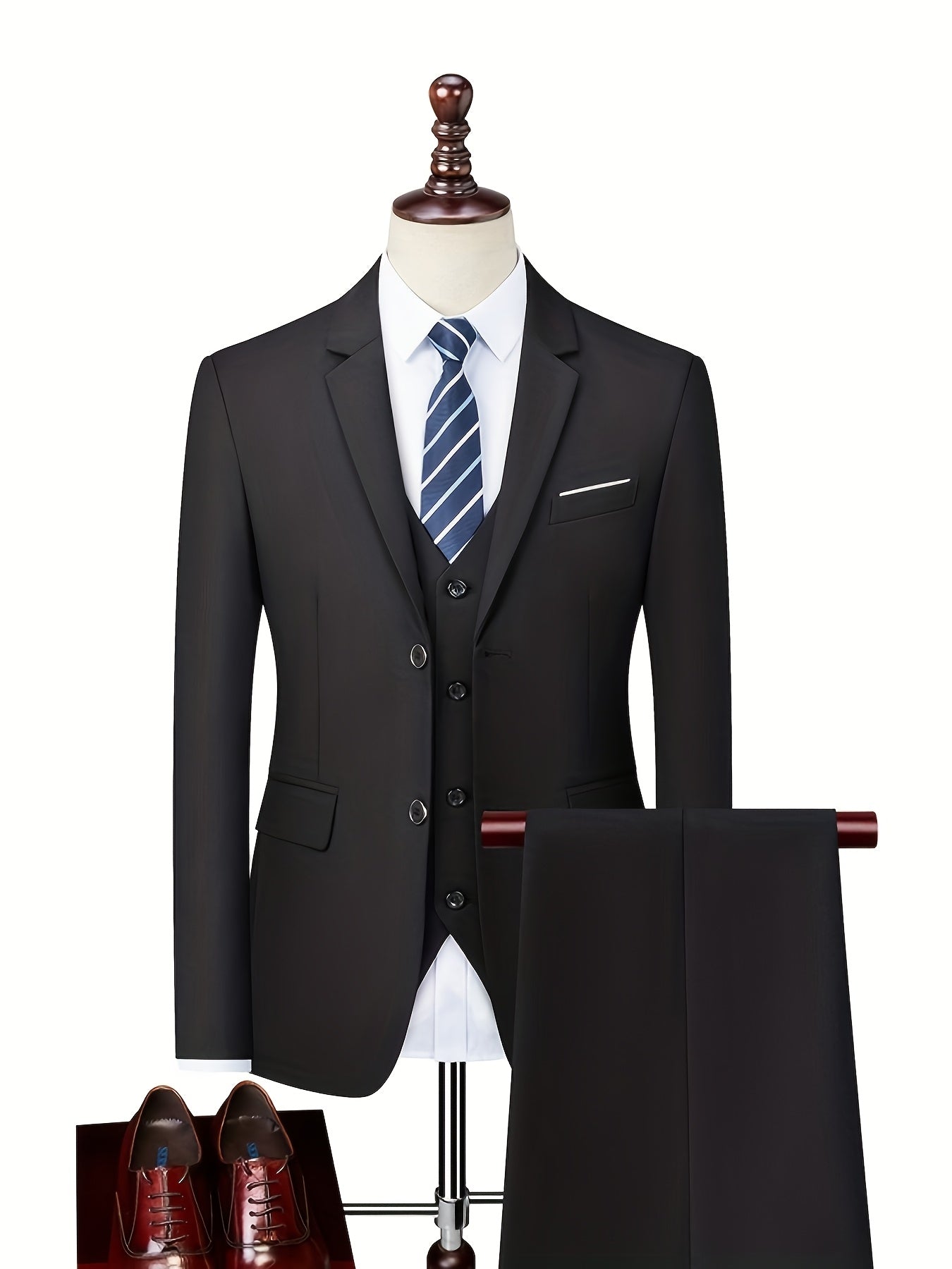 Costume moderne pour homme Danoir Paris en bleu marine, ajusté avec détails élégants pour un style contemporain.