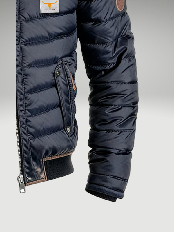 Veste matelassée bleue marine Danoir Paris™, coupe élégante, tissu premium, visible sur cette image.