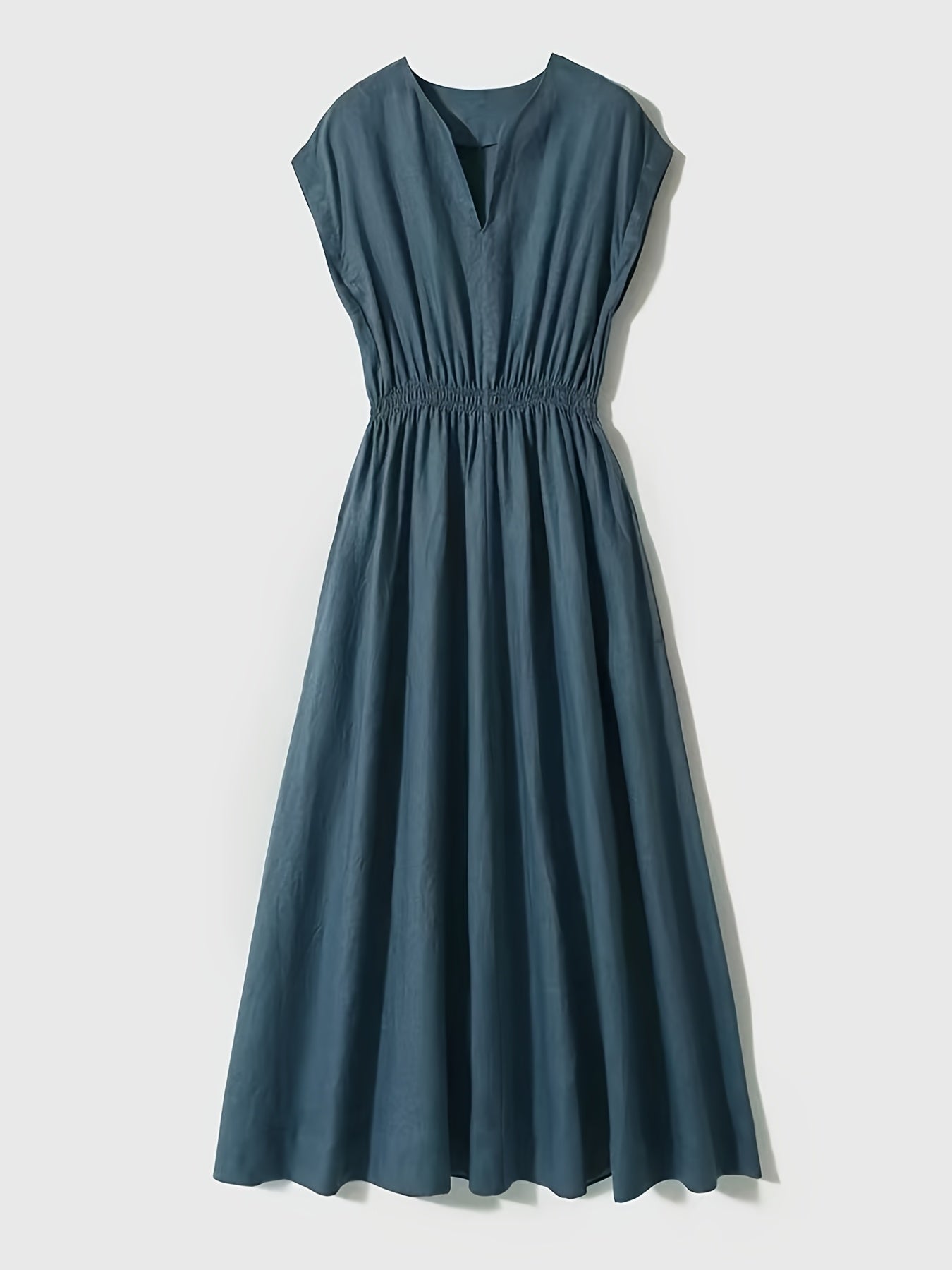 Robe en lin mélangé fluide et élégante Lina de Danoir Paris, couleur bleu marocain, portée suspendue sur un mannequin.