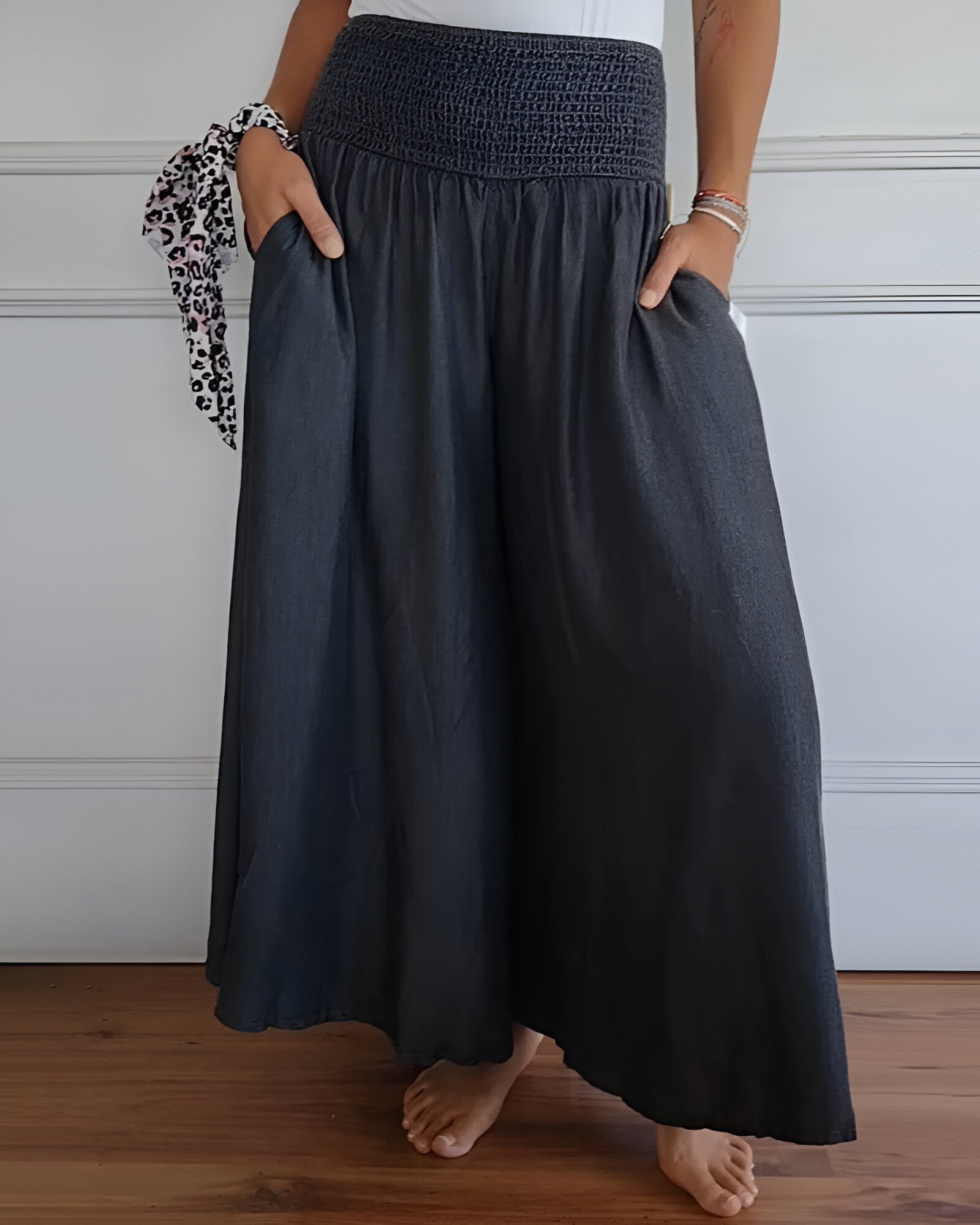 Pantalons confortables Danoir Paris Alva avec taille élastique, en tissu doux bleu clair, posé sur une surface blanche.