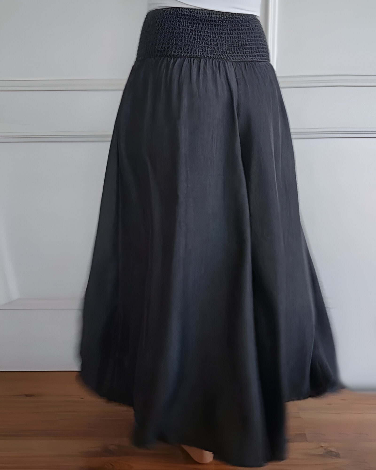 Pantalons confortables Danoir Paris Alva avec taille élastique, en tissu bleu, portée dans un style décontracté et moderne.