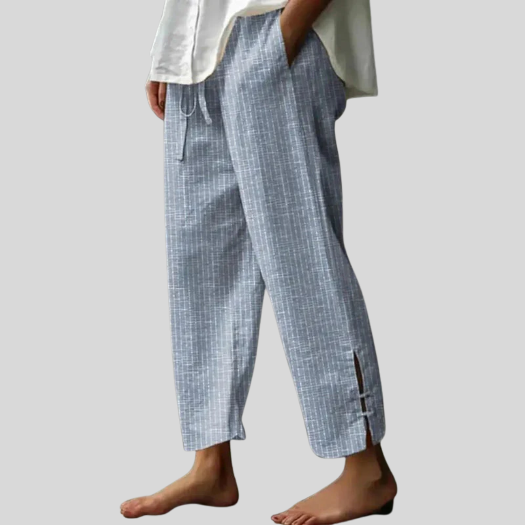 Pantalons artisan Danoir Paris Bellie en tissu bleu confortable, vue de face sur un fond blanc.