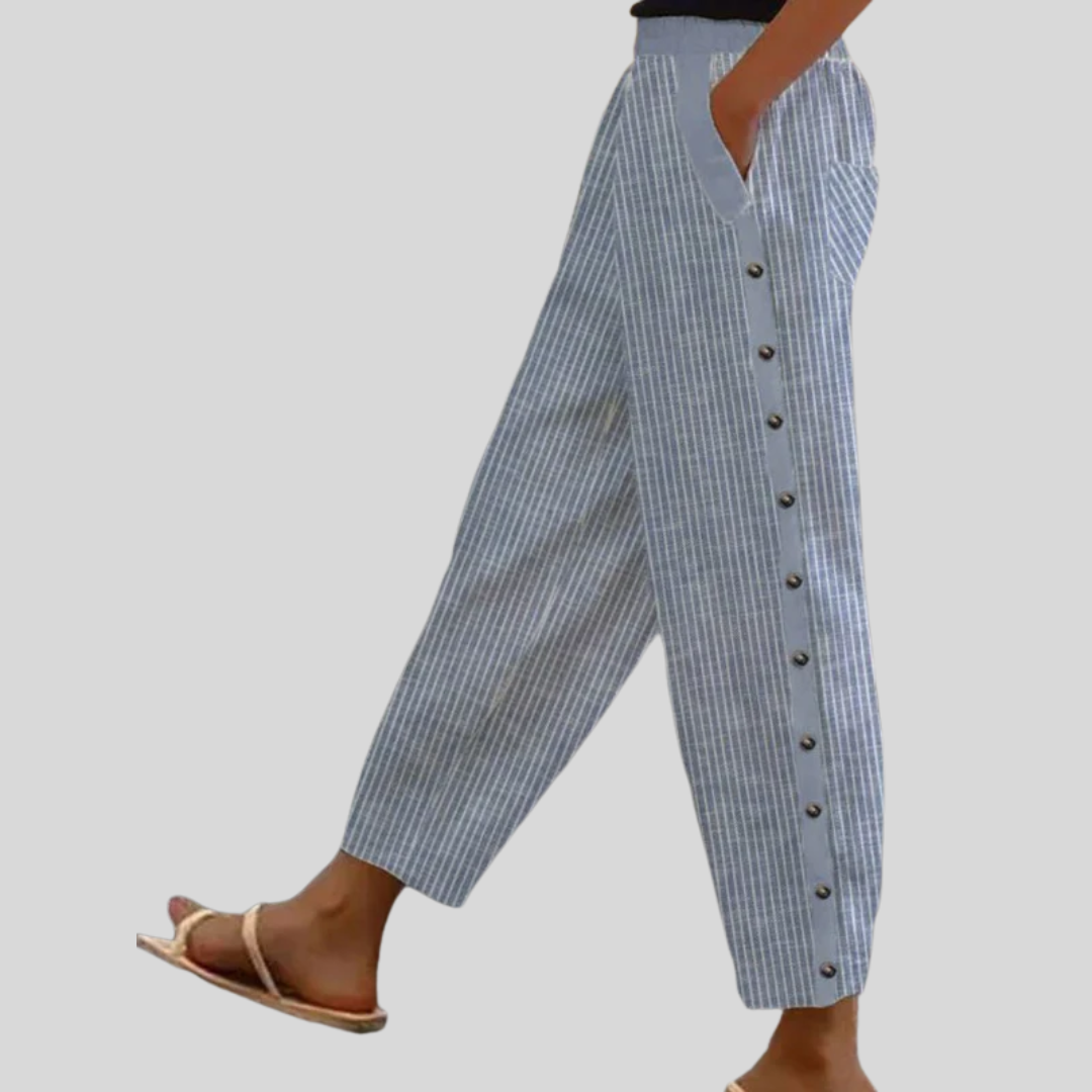 Pantalons à boutons rayés Linaya de Danoir Paris, tissu bleu avec motifs rayés, coupe élégante et moderne.
