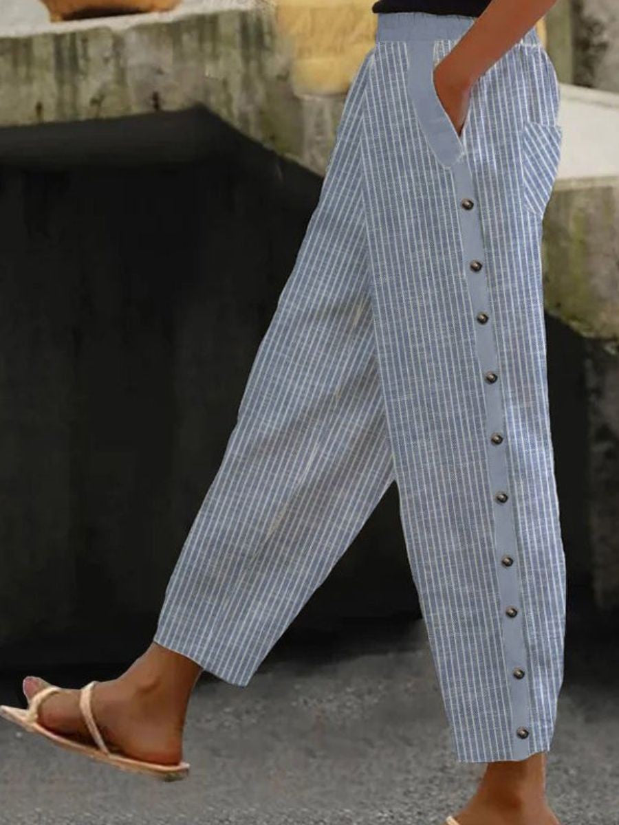 Pantalons à boutons rayés Linaya de Danoir Paris en tissu bleu avec motifs rayés, vue en gros plan.
