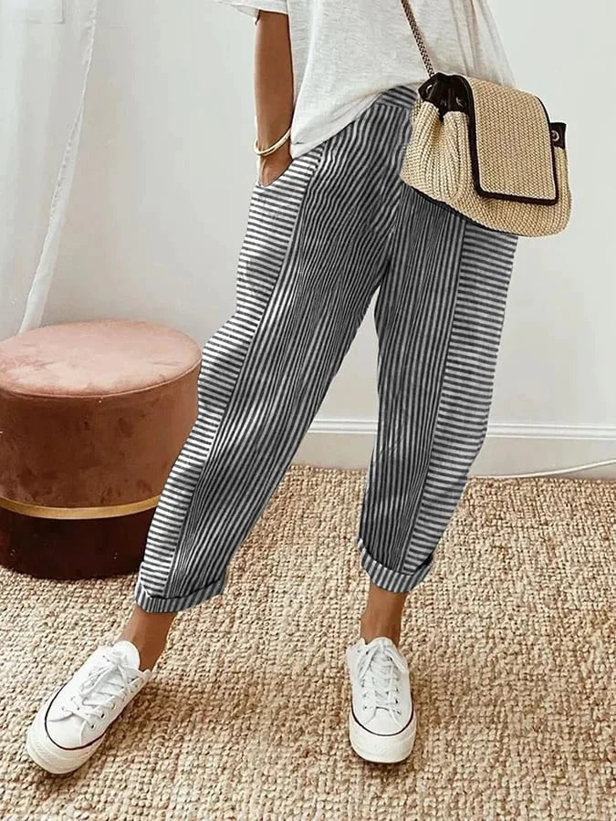Pantalon rayé Lore de Danoir Paris en tissu bleu, coupe ajustée, visible en détail dans l'image.