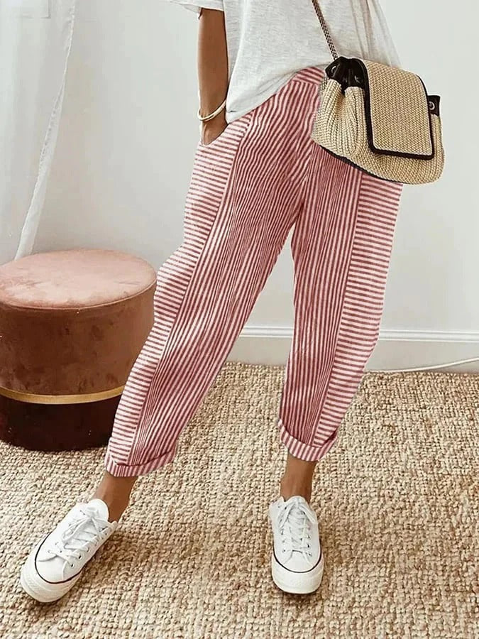 Pantalon rayé Lore de Danoir Paris en tissu bleu, coupe ajustée, visible avec détails de rayures fines.