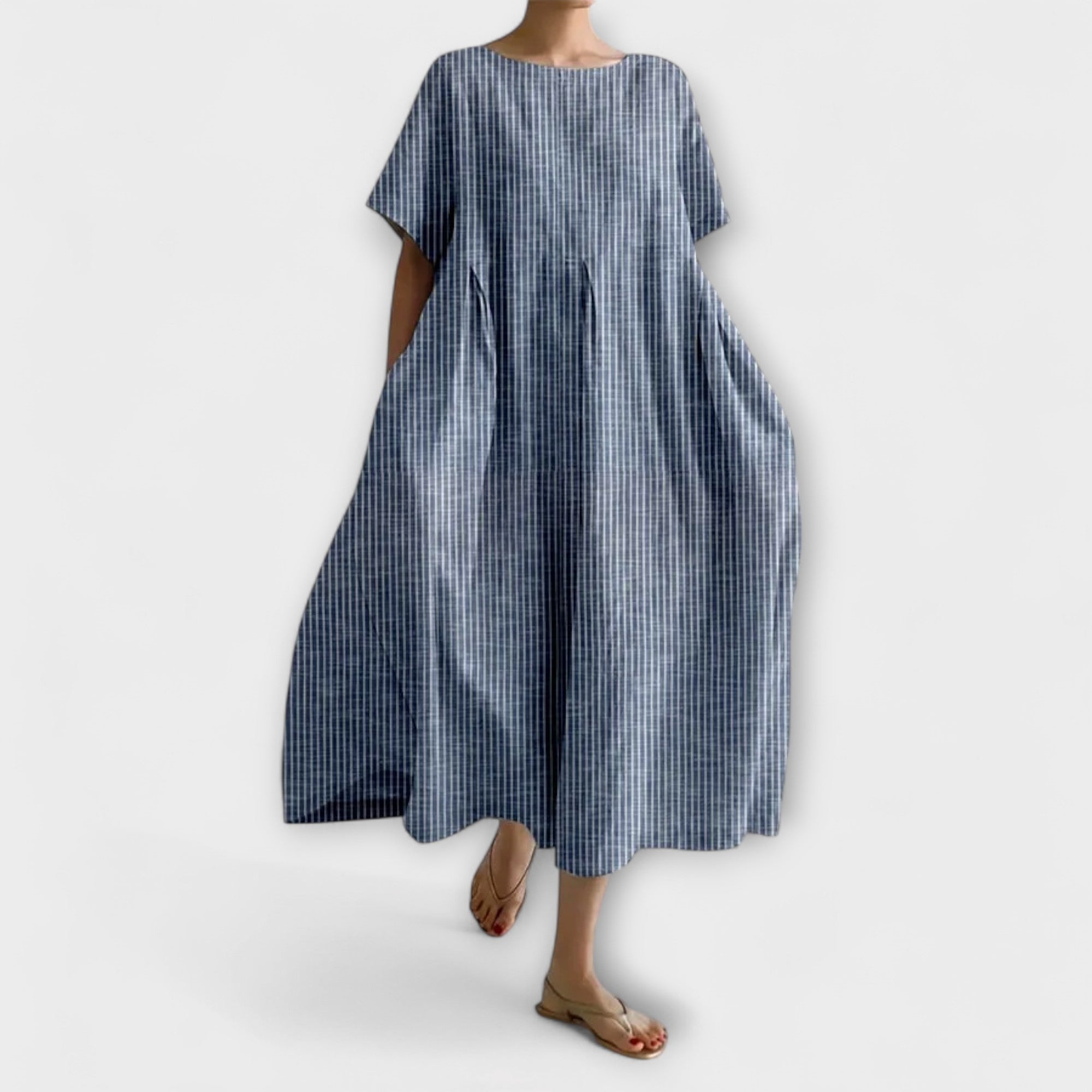 Robe décontractée Andrea de Danoir Paris en tissu léger bleu avec coupe aérée, portée décontractée et élégante.