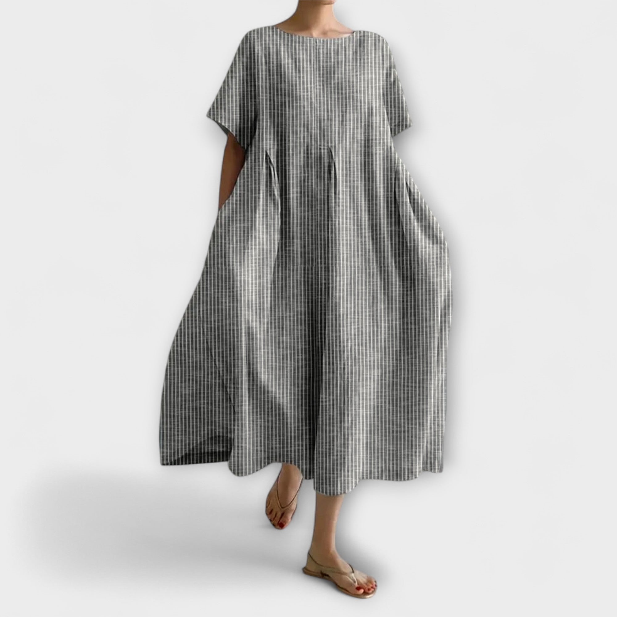 Robe décontractée Andrea de Danoir Paris en tissu léger bleu, style aéré et confortable pour un look décontracté.