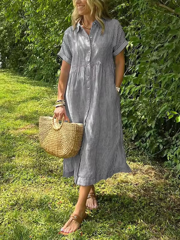 Robe maxi élégante Angela de Danoir Paris en tissu bleu, avec coupe fluide et détails sophistiqués, portée sur mannequin.