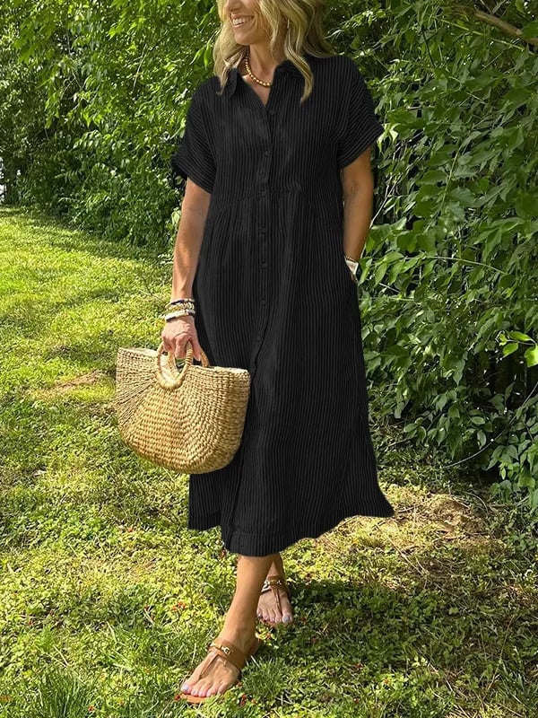Robe maxi élégante Danoir Paris Angela en tissu bleu, longueur fluide et style sophistiqué, portée pour une occasion spéciale.