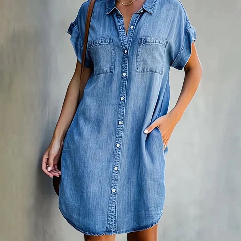Robe décontractée en denim Aubree de Danoir Paris, vue en détail avec tissu bleu et coupe élégante.