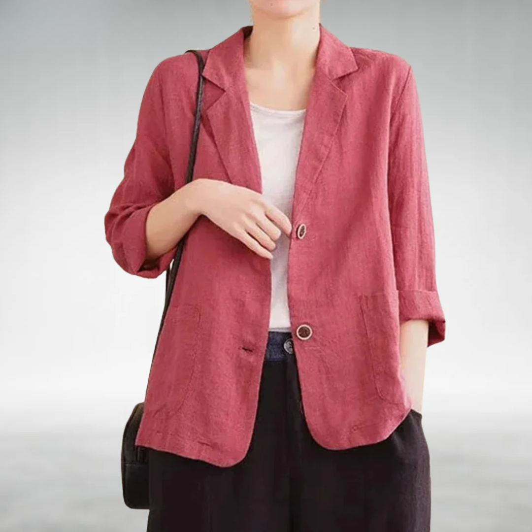Blazer chic décontracté Azalée de Danoir Paris en tissu bleu, avec coupe élégante et détails modernes.