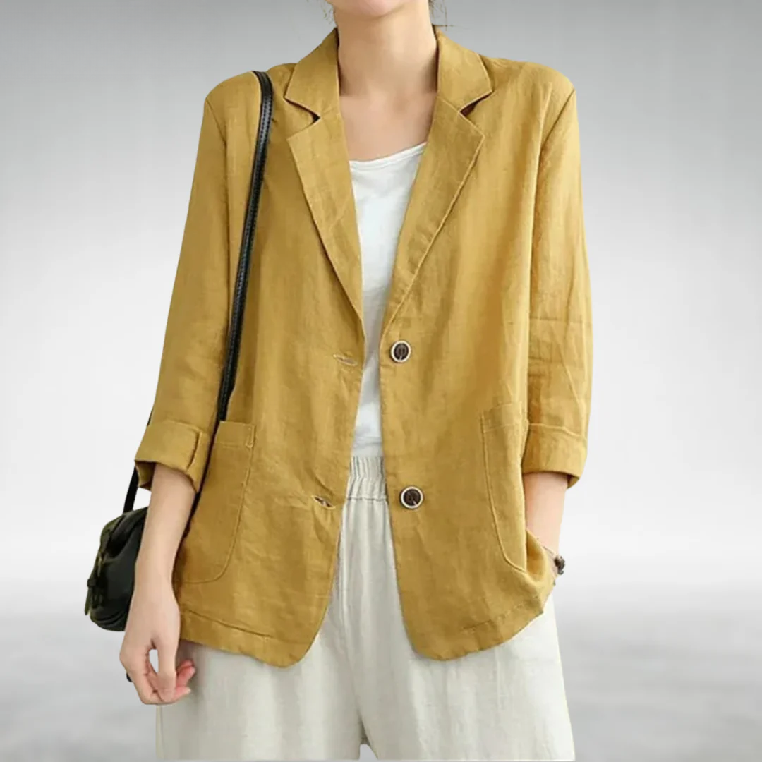 Blazer bleu Danoir Paris Azalée, chic et décontracté, porté par un mannequin, vue de face sur fond blanc.