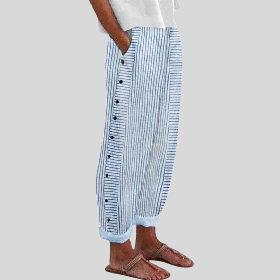 Pantalons élégants pour femmes Bertha™ de Danoir Paris, couleur bleu, tissu fluide et coupe moderne visible sur l'image.