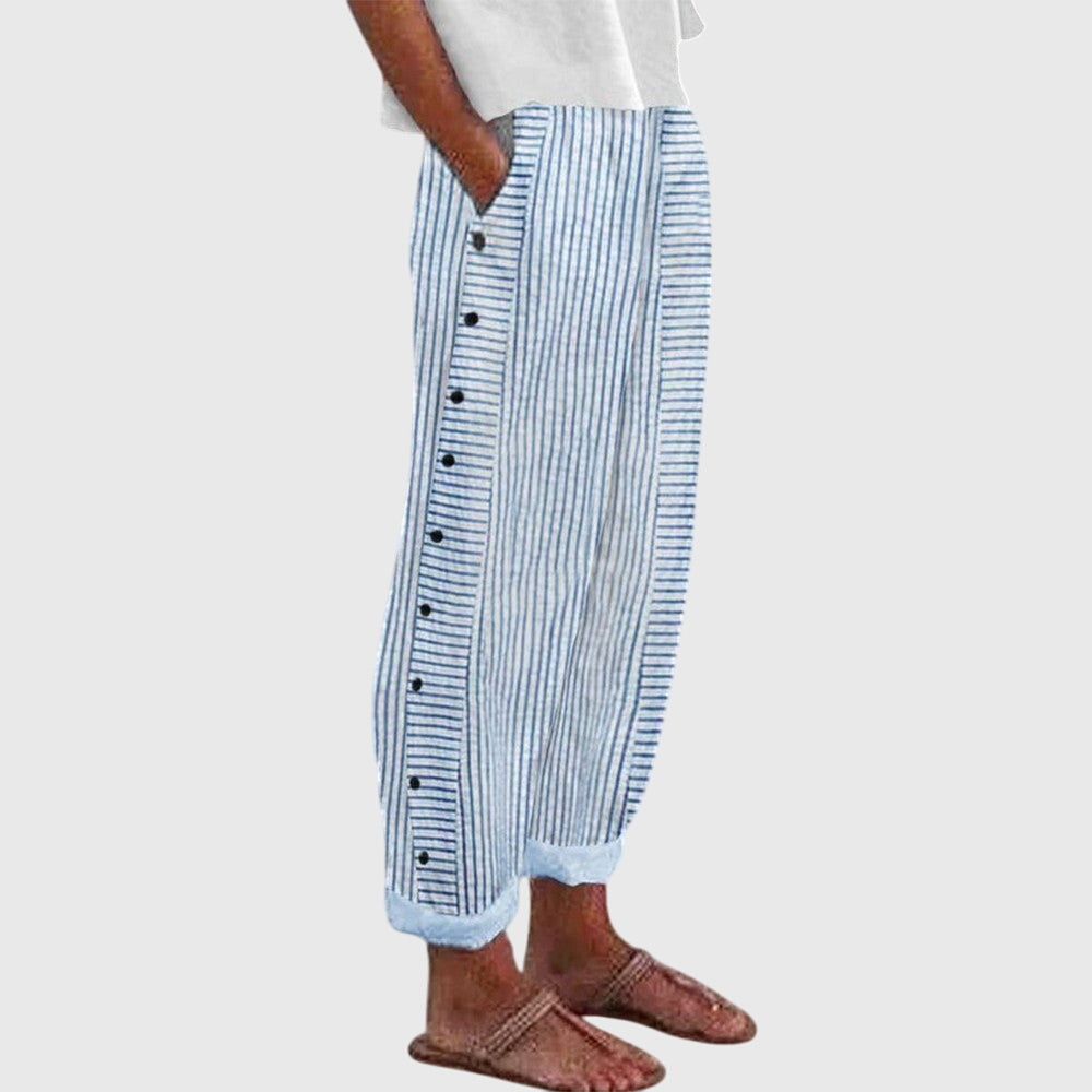 Pantalons élégants pour femmes Bertha™ de Danoir Paris, en tissu bleu, avec coupe sophistiquée et détails modernes.