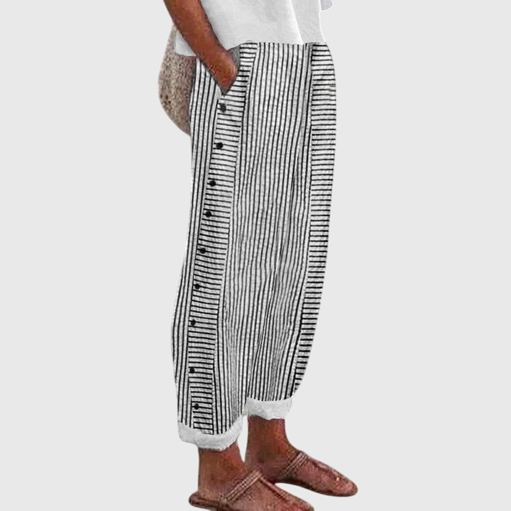 Pantalons élégants pour femmes Bertha™ de Danoir Paris en tissu bleu, vue de face, avec coupe sophistiquée et détails modernes.