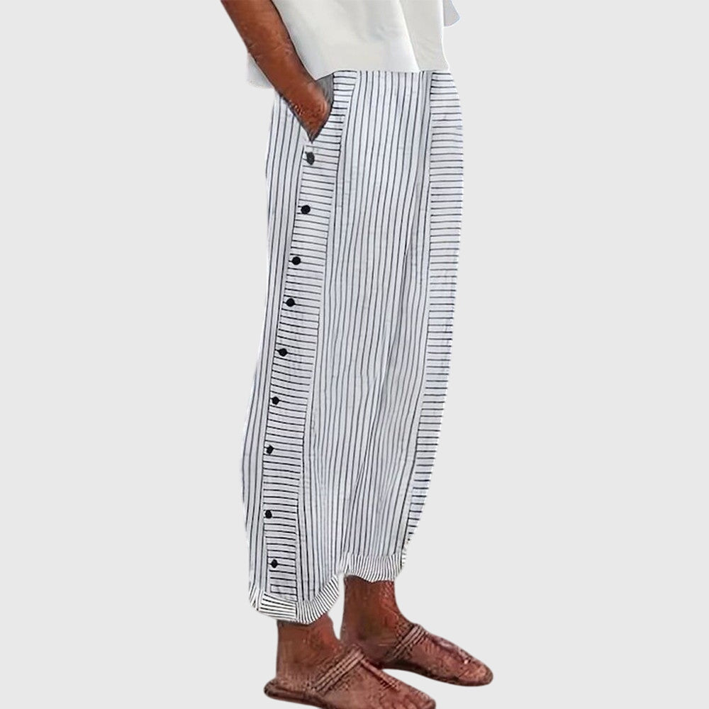 Pantalons élégants pour femmes Bertha™ de Danoir Paris, en tissu bleu avec coupe ajustée, porté par une femme.