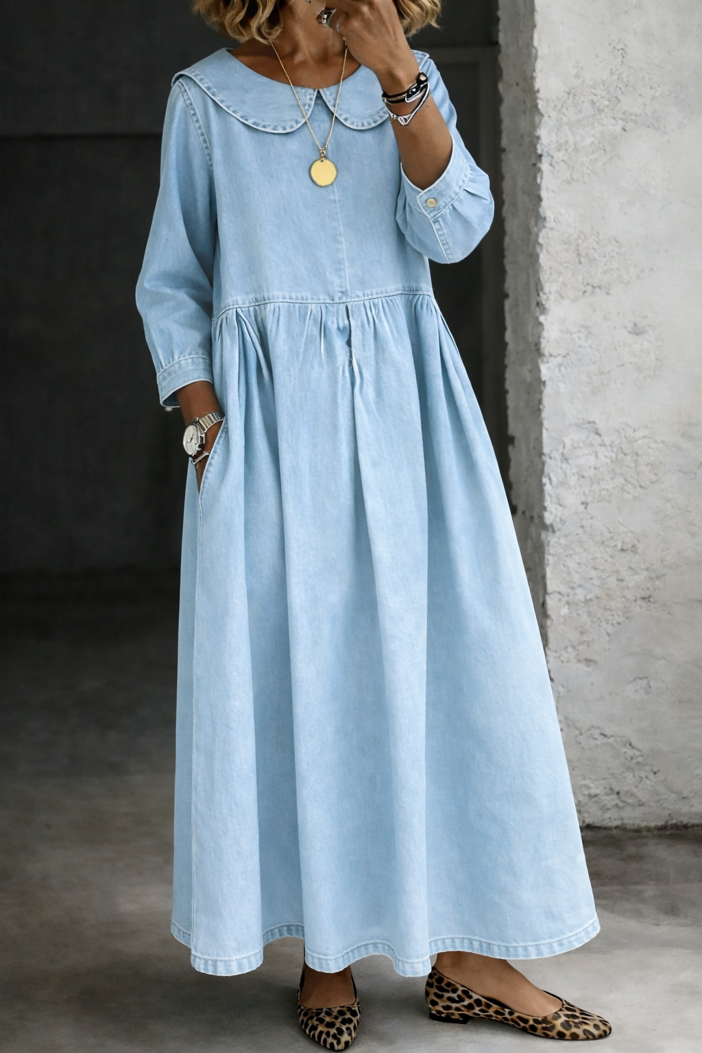 Robe en jean Clara de Danoir Paris avec col Peter Pan, vue de face, vêtement décontracté et élégant, couleur bleue.