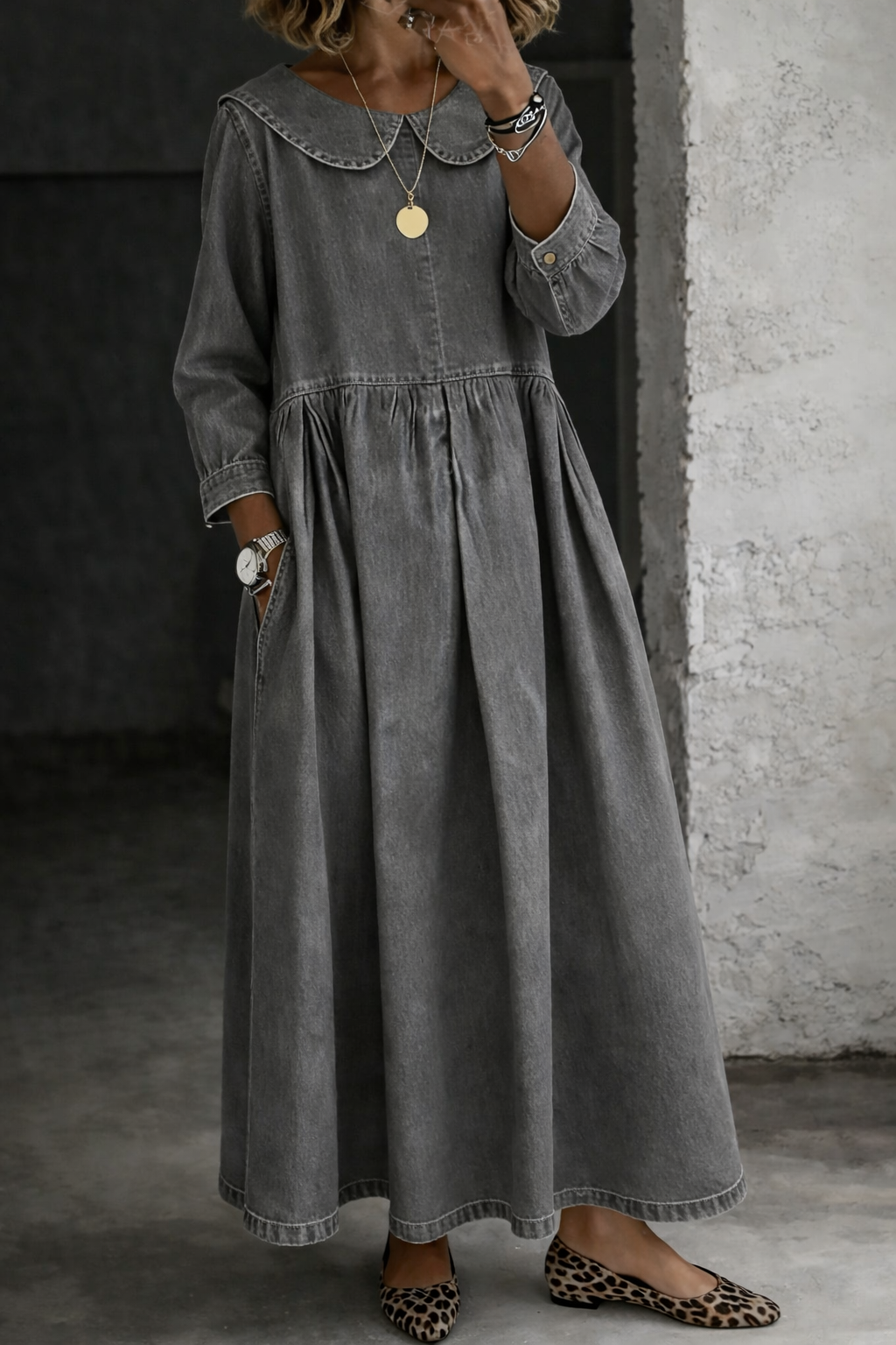 Robe en jean Clara Danoir Paris avec col Peter Pan, porté décontracté, vue de face sur mannequin.