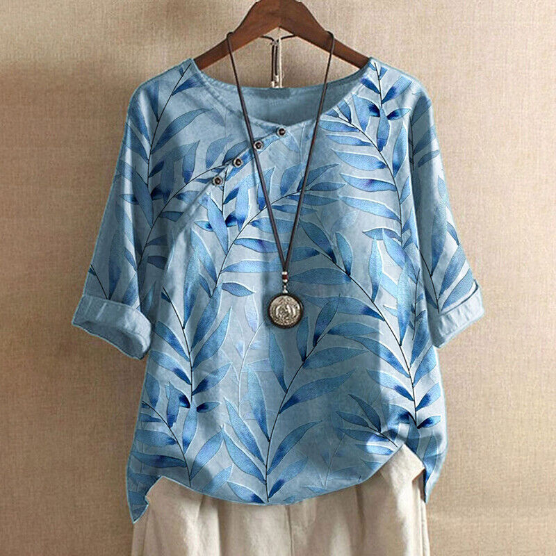 Blouse printanière élégante Claudine de Danoir Paris en tissu bleu avec motifs floraux, portée par un mannequin.