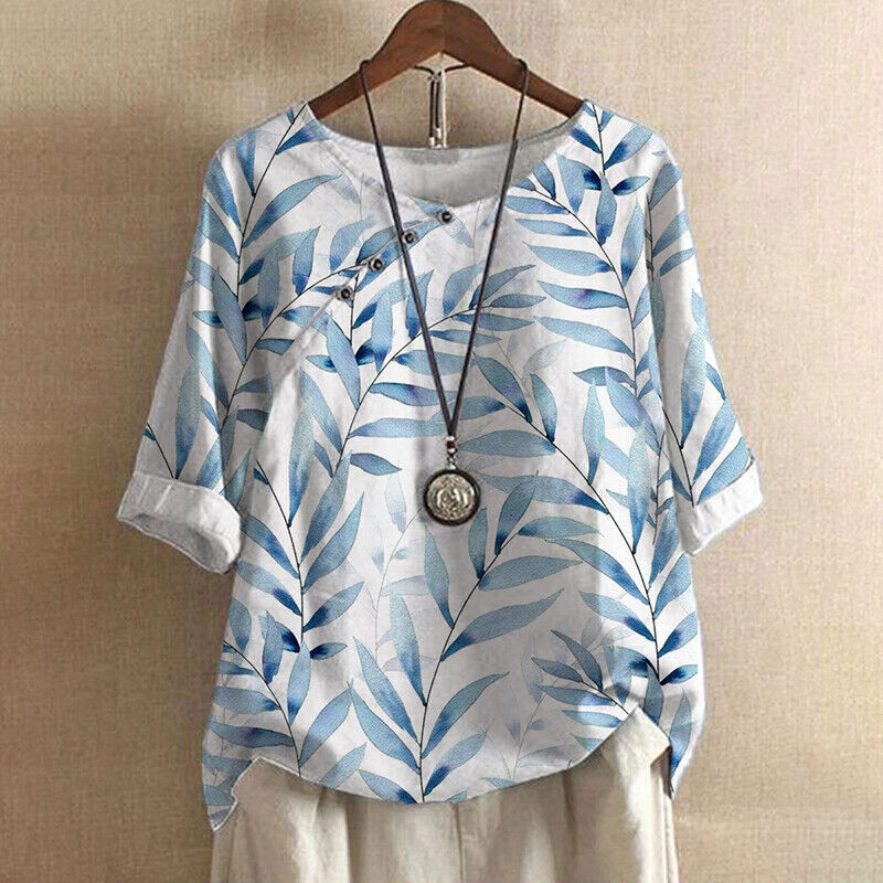 Blouse printanière élégante Claudine de Danoir Paris en tissu bleu avec motifs floraux, portée avec manches longues.