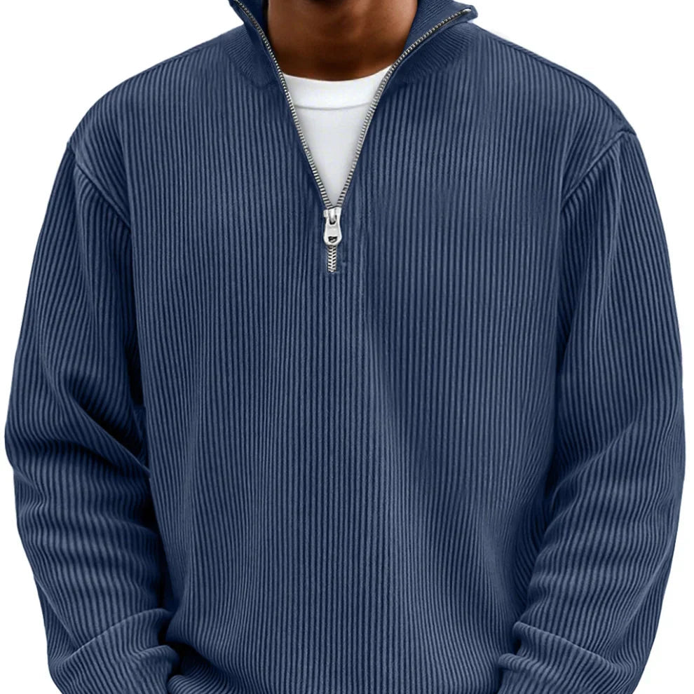 Pull bleu tendance et élégant de Danoir Paris, en maille douce, porté sur un mannequin.