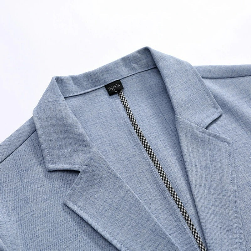 Veste intelligente pour hommes Danoir Paris en tissu bleu, coupe moderne et détails élégants.
