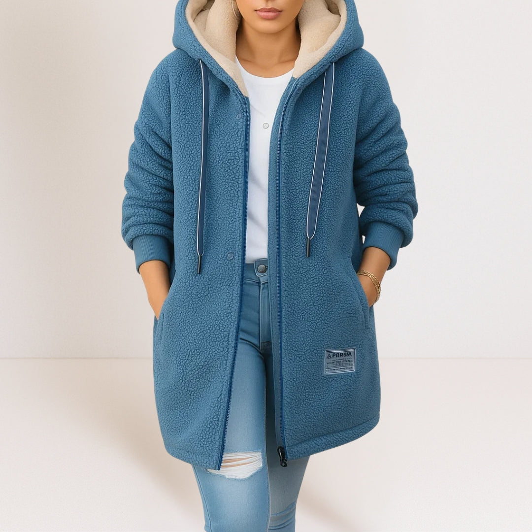 Veste polaire bleue pour femmes de la marque Danoir Paris, douce et confortable, adaptée pour l'hiver ou les activités outdoor.