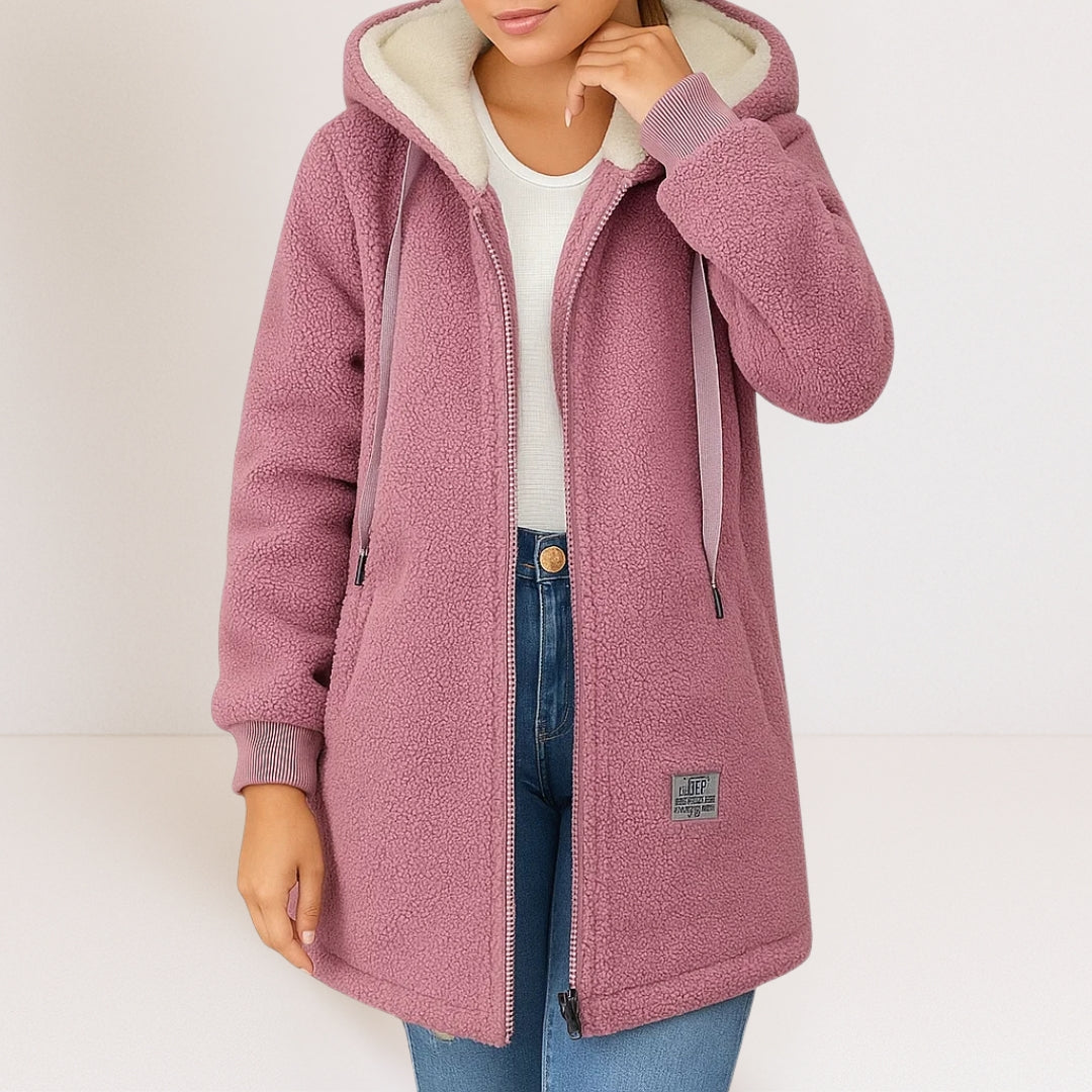 Veste polaire bleue pour femmes de Danoir Paris, douce et confortable, avec col et poches visibles.